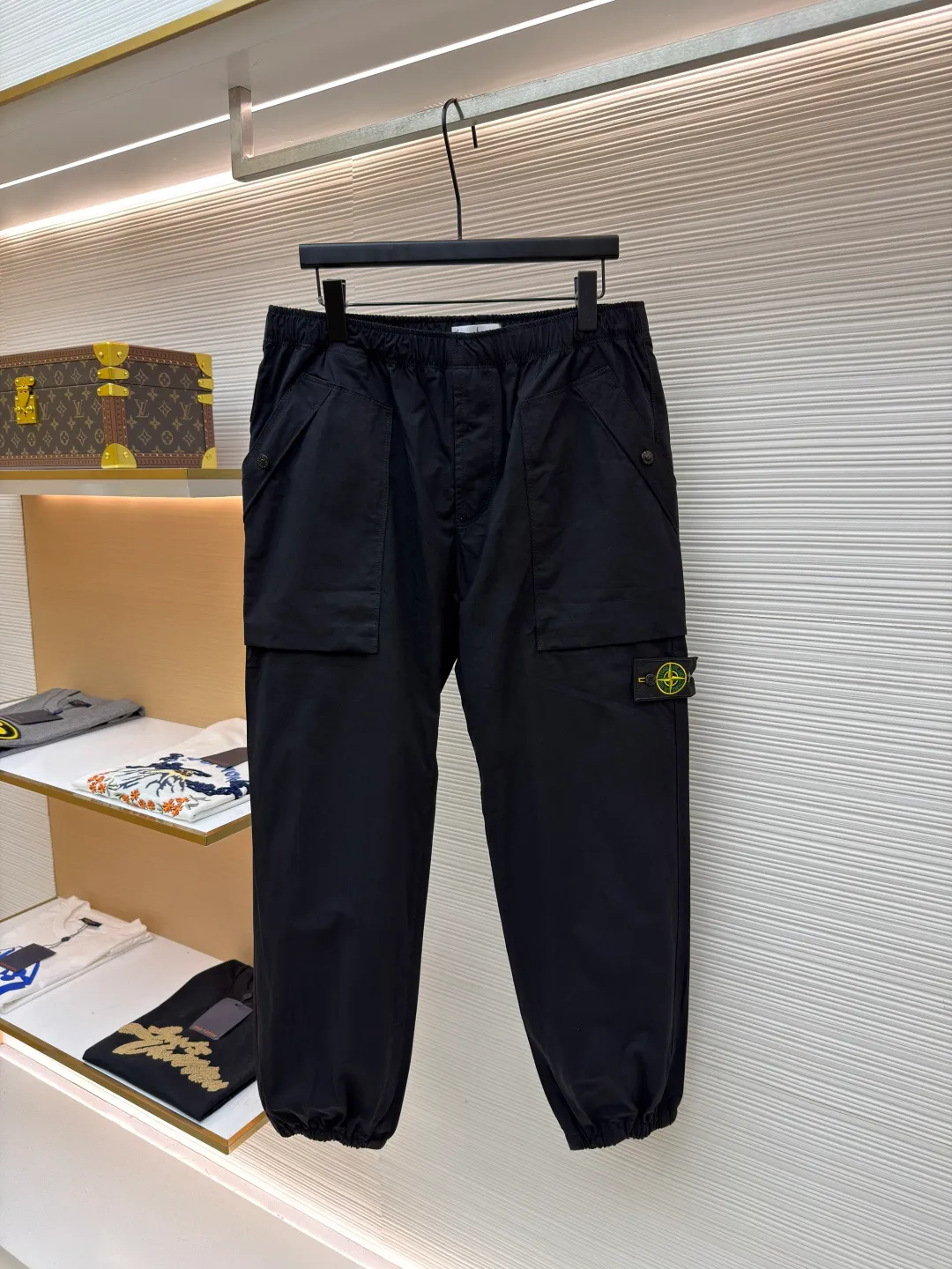 P430 Stonelsland badge casual trousers ●Original version: 3730 purchase and development ●Item number: 1681434-A85 ●Fabric: Yunmian Yixu moisture-permeable soft-skin satin fabric ●Technology: embroidery production ●Color: black ●Version: Fitted version ●Weight: about 445 grams ●Size: 34-36-38-40 ●Description: Customized Yunmian Yixu moisture-permeable soft-skin satin, refreshing and breathable Comfortable and skin-friendly. The black base is calm and elegant. The iconic Stonesland badge is embellished on the side of the trousers. It is like a unique medal to highlight the brand's imprint. It abandons complexity and outlines a neat silhouette with simple lines to outline a casual and free style. Calmly interpret a unique style chapter, using imported machine embroidery technology. Use advanced computer control systems and precision mechanical components to realize the Stonesland badge embroidery operation with high precision. The lines are smooth and delicate, and the fabrics have been heavily fermented and washed. It has better hand feel and texture, is not easy to deform, shrink or fade, and maintains long-term beauty. The overall wiring is straight and delicate, the fabric is comfortable and soft, and the color is consistent without color difference. It can be matched with the same style to create a fashionable look and control various occasions. Customized accessories, complete with three standards, same style for men and women!